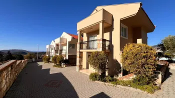 Ortak Havuzlu, Mobilyalı Üç Yatak Odalı Ovacık Villa